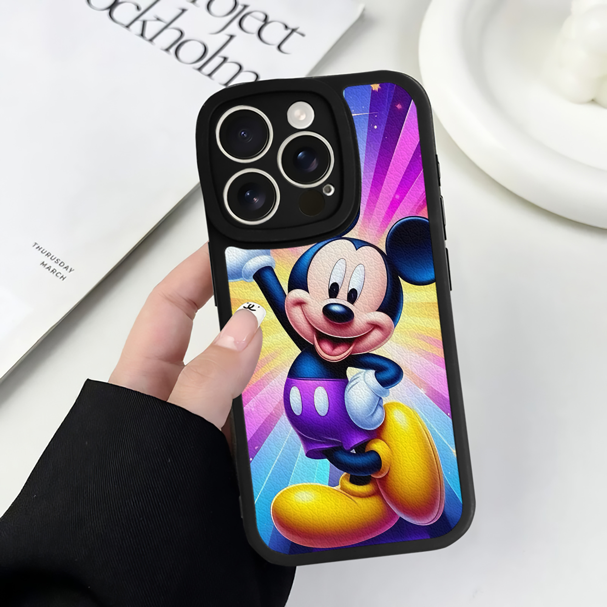（画像用） ミッキーマウス Mickey Mouse 【iPhone 16シリーズ対応】シリコンスマホケース（レザー調） 材質：シリコン
